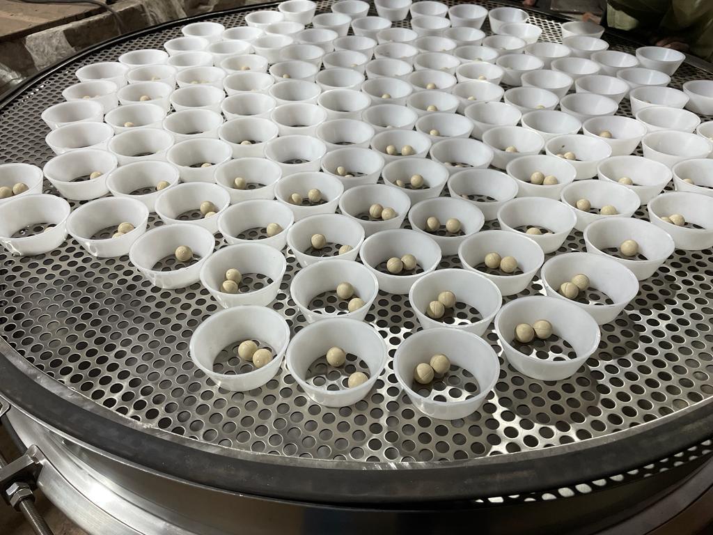 Mesh deblinding kit: cleaning cups and balls on a vibro screen deck